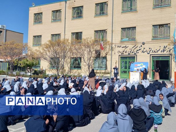 جشن روز دانش آموز در مدرسه نمونه وکیلی ۱۰ استاد شفیعی کدکنی