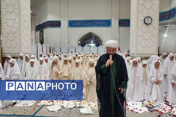 برگزاری مراسم جشن تکلیف دانش‌آموزان دبستان نیلوفر رفیعی ناحیه دو شهرری 