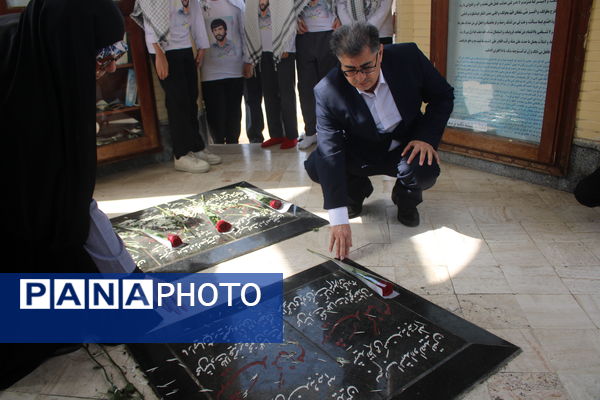 تجدید میثاق مدیرکل امور شاهد و ایثارگران وزارت آموزش و پرورش از شهدا در بوشهر