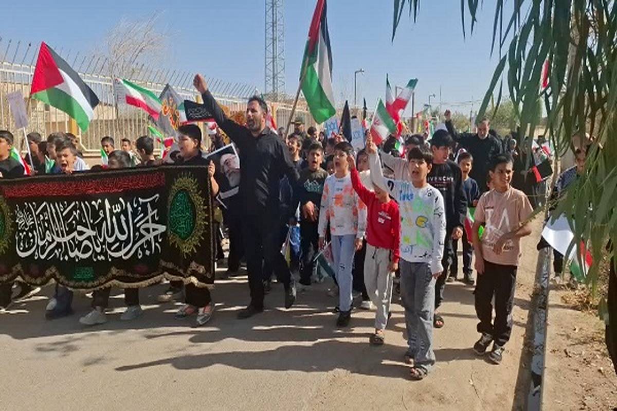 راهپیمایی روز دانش آموز در زادگاه نوجوان شهید محمدحسین فهمیده