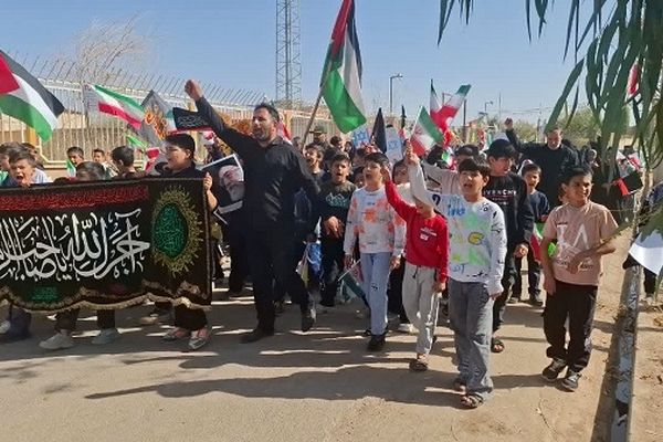 راهپیمایی روز دانش آموز در زادگاه نوجوان شهید محمدحسین فهمیده