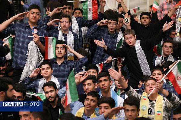 دیدار هزاران نفر از دانش‌آموزان و دانشجویان با رهبر انقلاب
