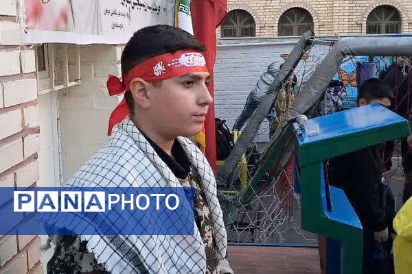 نواختن زنگ هفته بسیج در دبیرستان عرفان