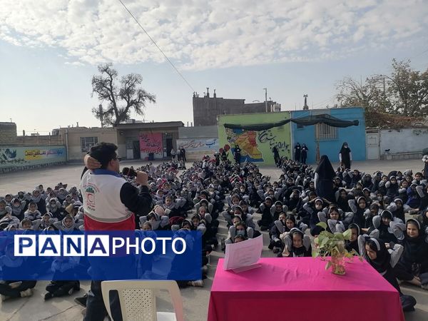  آموزش نحوه پناهگیری وآمادگی برای  مانور زلزله