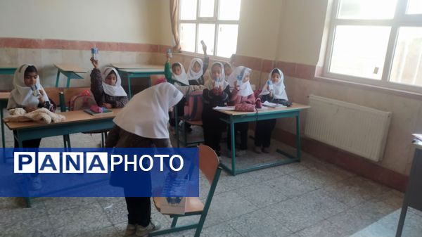 توزیع شیر رایگان در مدارس کوهنانی به منظور ارتقاء سلامت دانش‌آموزان