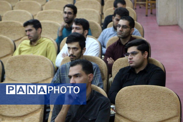 نشست معلمان شهر یزد با محسن قنبریان در یزد