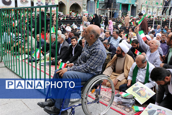 حضور پرشور نوجوانان قمی در آیین استقبال از رئیس جمهوری 