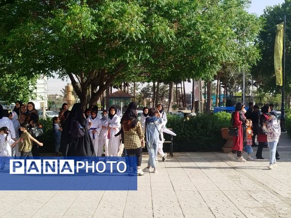 قدم هایی به عشق معلمان
