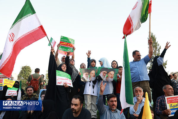 تجمع مردمی بشارت فتح در میدان انقلاب