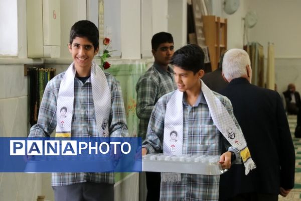 حضور با شکوه دانش‌آموزان و فرهنگیان در مراسم پر فیض نماز جمعه آباده در آستانه روز دانش‌آموز