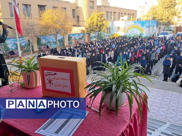 شور و نشاط دانش‌آموزان مدرسه حضرت معصومه (س) ناحیه 4 کرج در انتخابات شورای دانش‌آموزی