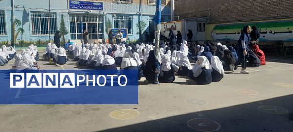 بازدید سبزپوشان نیروی انتظامی با دانش‌آموزان مدرسه ربابه هاشمیان یزدی