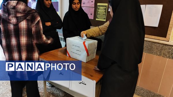 برگزاری انتخابات همیار مشاور در مدرسه نمونه دولتی ۹ دی یاسوج با شعار «همیار مشاور برتر، مدرسه برتر»