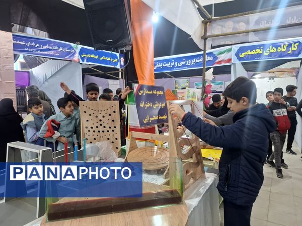 بازدید دانش آموزان مدرسه شهید عامری از نمایشگاه پژوهش و فناوری در خلیل آباد