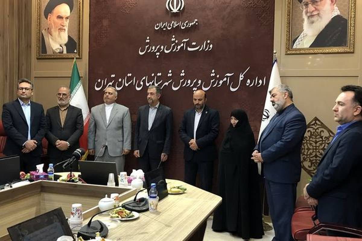 اهدا هدایای معلمین نمونه به نهضت مدرسه سازی الگویی الهامبخش برای جامعه و سرمایهای معنوی برای آینده آموزش کشور است