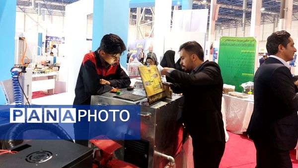 غرفه افتخارات و دستاوردهای هنرستان استعدادهای درخشان امیرکبیر ناحیه شش 