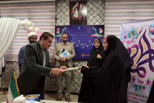 تقدیر از بانوان شاغل در اداره آموزش و پرورش کهریزک 