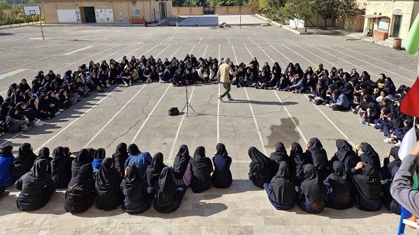 نمایش خیابانی «سردار دل‌ها الگویی برای جوانان امروز»در هنرستان موفقیان برگزار شد
