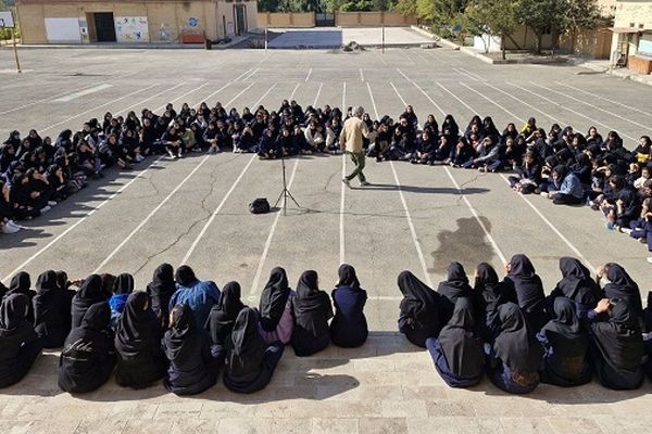 نمایش خیابانی «سردار دل‌ها الگویی برای جوانان امروز»در هنرستان موفقیان برگزار شد