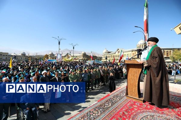 دانش آموزان و مسئولین در کنار یکدیگر، روز دانش‌آموز را رقم زدند