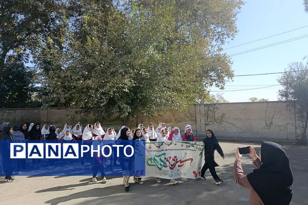 گرامیداشت روز دانش آموز در مدارس دخترانه پیشوا؛ شکوفایی مهر و علم در باران، کوثر، دیانت و مهردخت