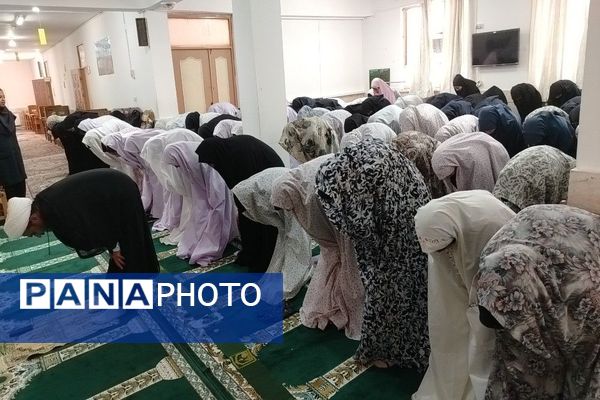 اقامه نماز جماعت ظهر و عصردر دبیرستان شهید مجید دهنوی 