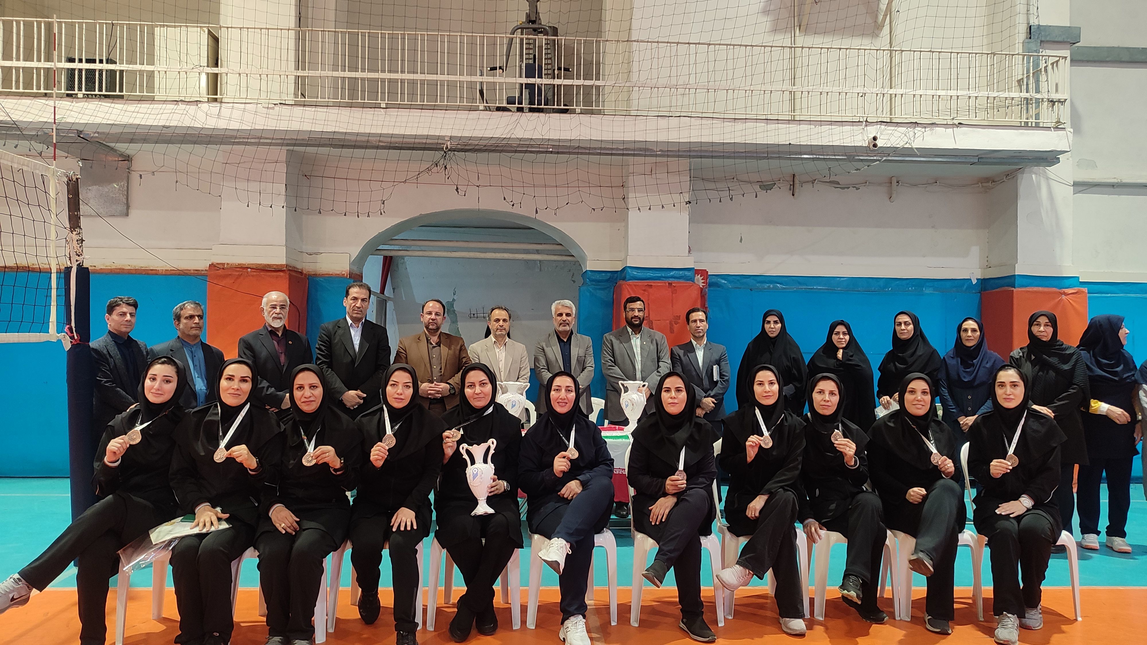 تیم منطقه 15 در سکوی اول رقابت‌های والیبال بانوان فرهنگیان شهر تهران ایستاد