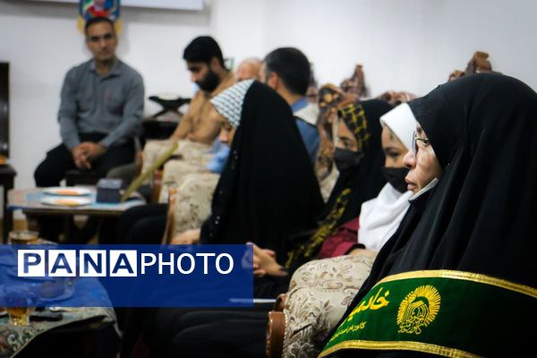 تجلیل دانش‌آموزان بندرعباسی از خانواده شهید در آستانه میلاد حضرت زهرا(س)