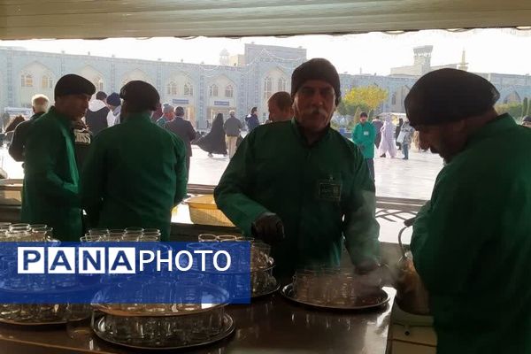 حضور خادمان اصفهانی در چایخانه امام رضا«ع» مشهد