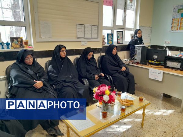 جلسه انجمن اولیا و مربیان در دبیرستان مادرمهربان خلیل آباد