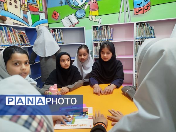 بازدید دانش‌آموزان دبستان شهید نجفی فدافن از کتابخانه فدک