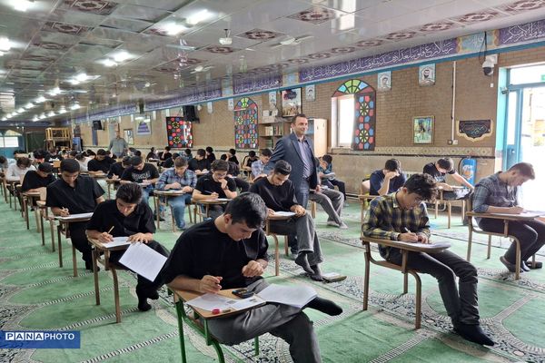 برگزاری آزمون میان پایه دبیرستان نمونه دولتی ۱۷ شهریور