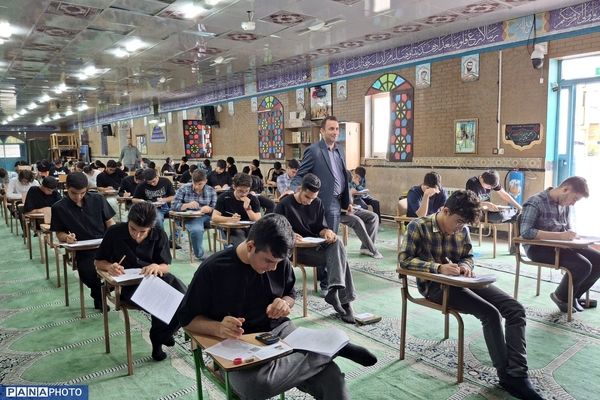 برگزاری آزمون میان پایه دبیرستان نمونه دولتی ۱۷ شهریور