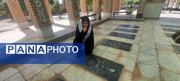 غبار روبی مزار شهدا شهرستان خلیل آباد توسط دانش آموزان بسیجی اموزشگاه مرحوم پاکدل 