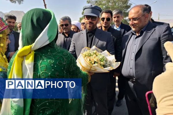 میثاق استاندار و مسئولان استانی با شهدا در سفر به زرقان