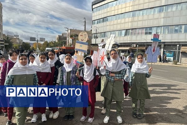 حضور دانش‌آموزان زنجانی در راهپیمایی روز ۱۳ آبان 