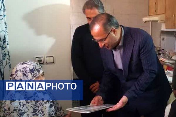 دیدار فرماندار فیروزکوه با خانواده‌های شهدا