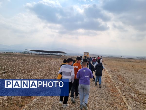 بازدید دانش‌آموزان دبیرستان نمونه دولتی پژوهش آشخانه از محوطه تاریخی ریوی