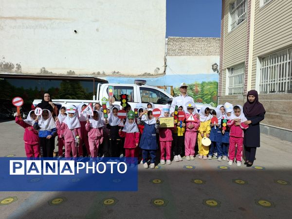 بازدید ماموران نیروی انتظامی در مدرسه 17شهریور بجنورد