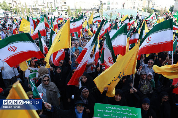 تجمع مردمی بشارت فتح در میدان انقلاب