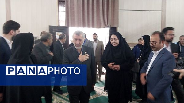 نواختن زنگ پژوهش در دبیرستان خاندان قفلی ناحیه ۷