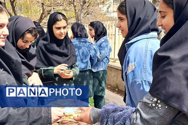 برگزاری بازارچه صنایع دستی و غذا در دبیرستان‌ حضرت‌ معصومه (س) شهرستان فیروزکوه