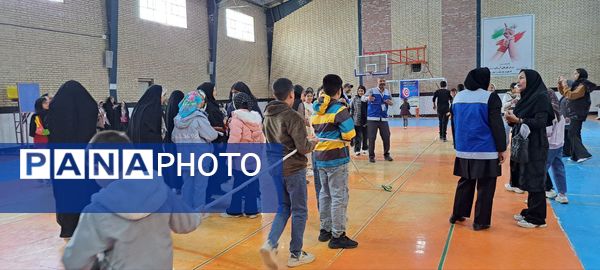 مسابقات طناب‌کشی و دارت در سالن زینبه شهرستان شیروان