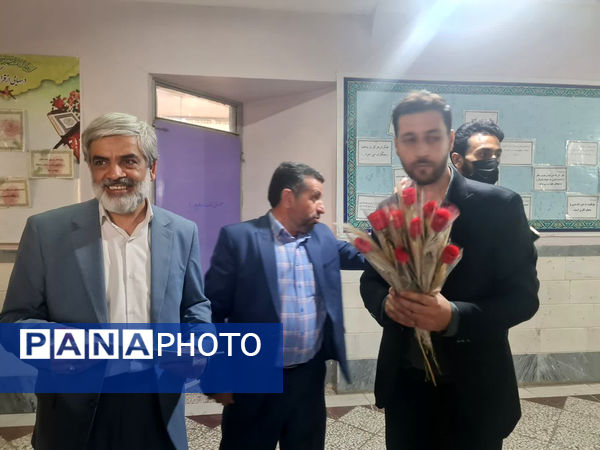 تقدیر مدیر آموزش و پرورش ناحیه 2 قم از معلمان دبیرستان سید احمد فاتحی یک 
