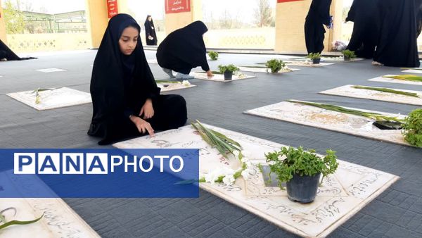 ادای احترام دانش‌آموزان میبدی به شهدای جنگ تحمیلی 
