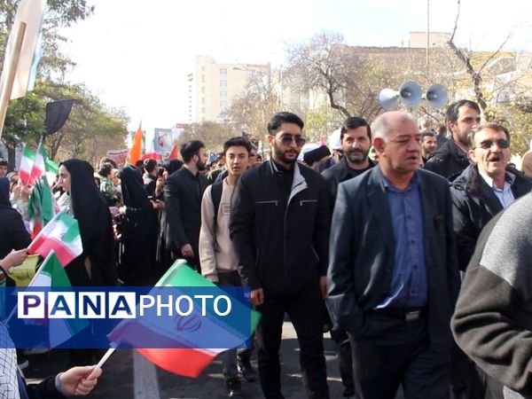 حضور پرشور دانش‌آموزان دبیرستان هیئت امنایی معراج اردبیل در راهپیمایی روز ۱۳ آبان ماه