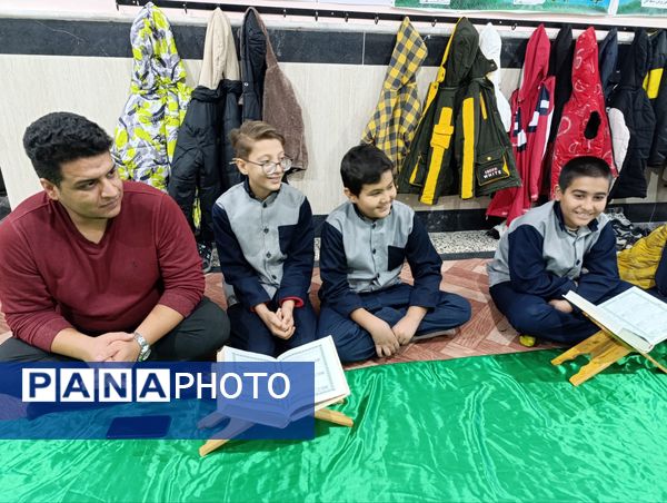 برگزاری نماز جماعت و محفل انس با قرآن در دبستان معلم 2 آشخانه 