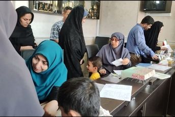 توزیع کارنامه دانش‌آموزان دبیرستان شاهد 16 شیراز