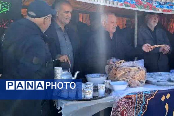 پذیرایی موکب شهدای فیروزکوه در روز شهادت حضرت فاطمه (س).