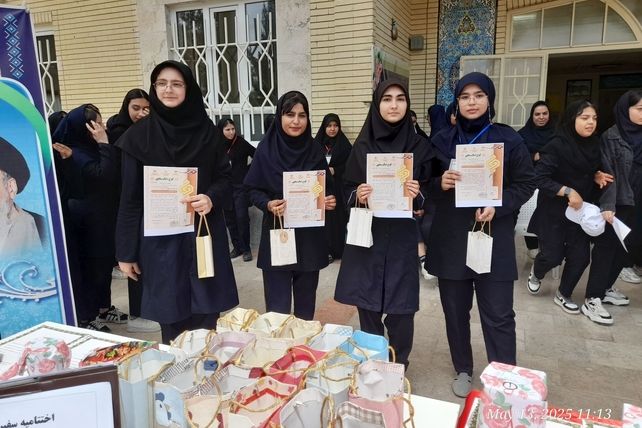 تجلیل از برگزیدگان دبیرستان ۱۵ خرداد 